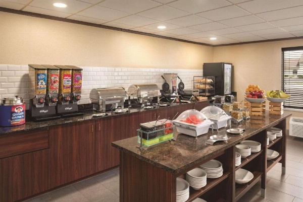 Country Inn & Suites by Radisson, Mt. Pleasant-Racine West, WI image 25